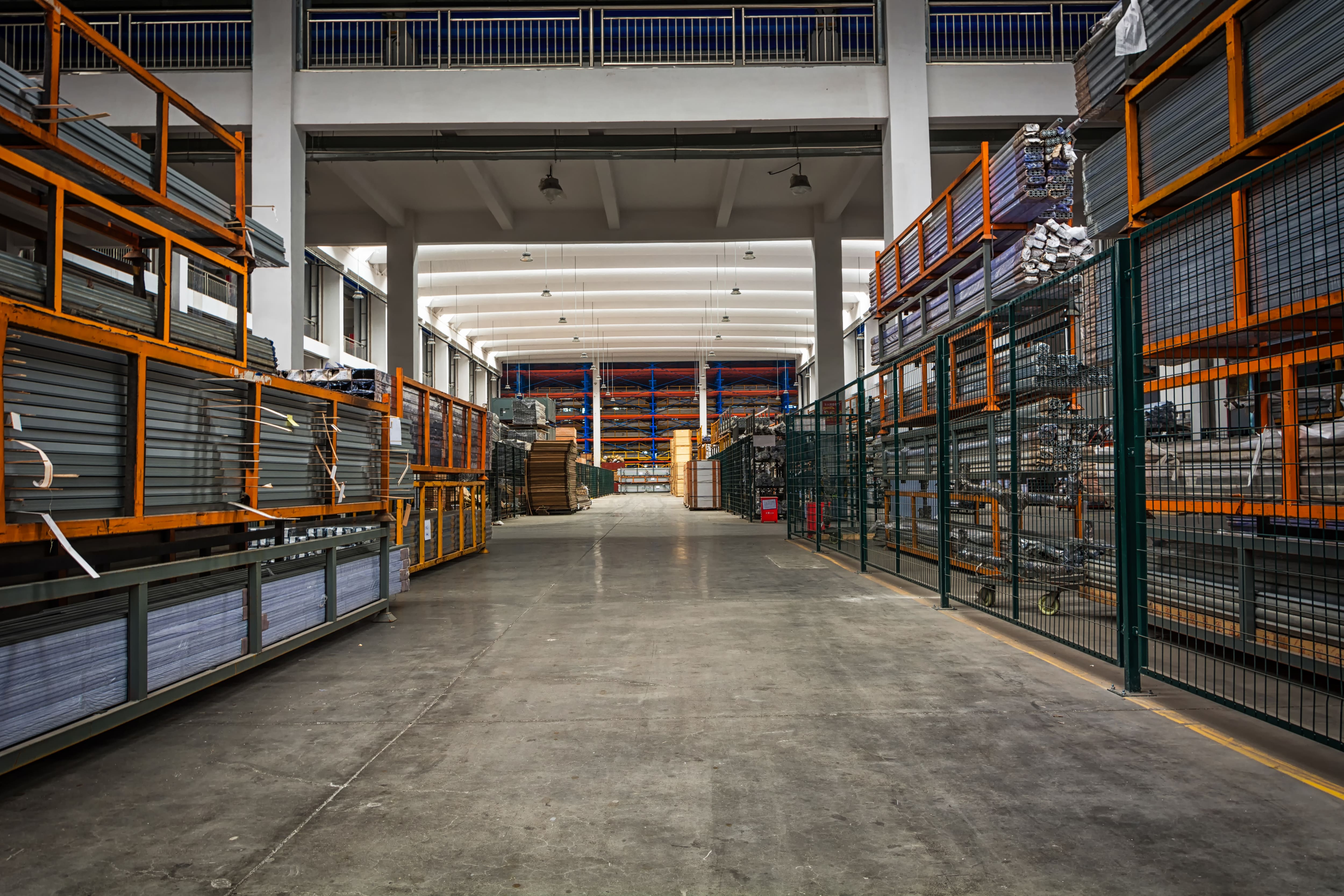 Organised industrial material storage supporting a controlled supply flow.